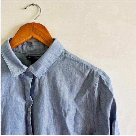 GAP Boyfriend Fit Metallic Chambray Button Down - Picture 2 of 6